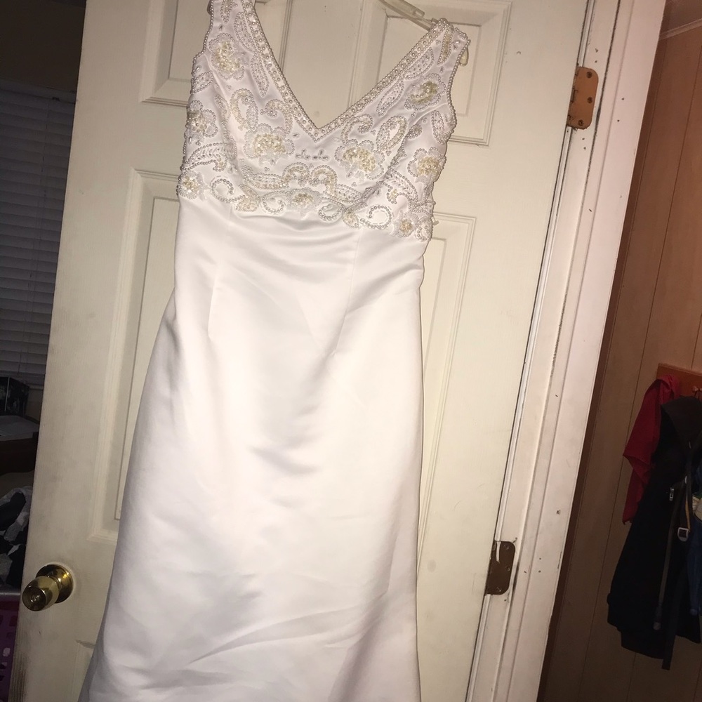 Brand new wedding dress never worn tags on!